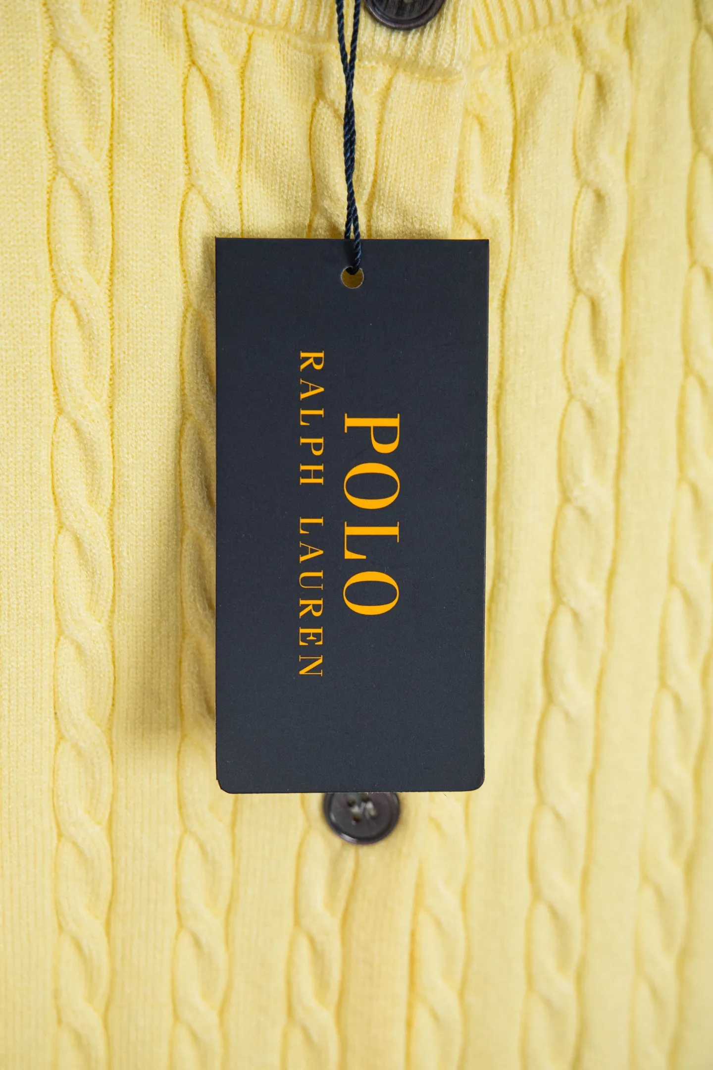 P190 Ralph Lauren Classic Round Neck Solid Color Pony Embroidered Logo Knitted Cardigan Long Sleeve Ralph Lauren Classic Basic Versatile Twist Knitted Cardigan Long Sleeve Main supply platform live broadcast Wholesale entity Replenish when out of stock Not removed from the shelves Quality 1:1 patterning Complete three standards Correct version of pony logo Imported quality cotton yarn Focus on high-end Cost-effective Good quality Needless to say Zhao Lusi's same style is really amazing, so sweet I'm so beautiful. This cardigan is really good-looking. It's simple and easy to wear. It's a must-have for goddess ootd. Good-looking clothes are never picky. A must-have in the wardrobe of goddesses. Size: S-XL. Color: black, apricot, gray, navy, red, white.